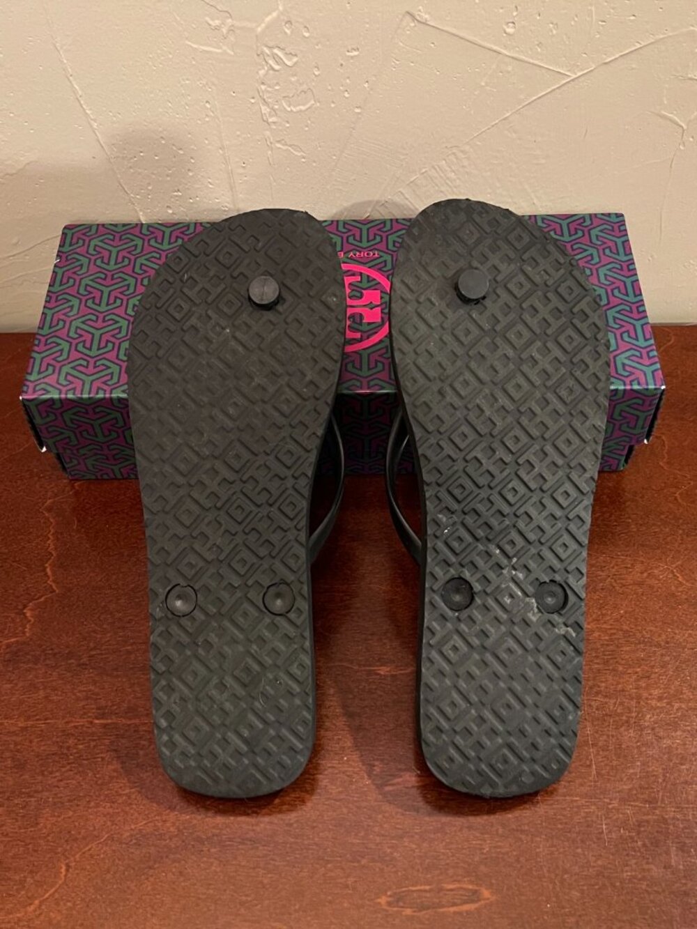 Tory Burch Women’s Black Flip Flop Sandals Gold Logo PVC Thong - Size 7 - Picture 10 of 10
